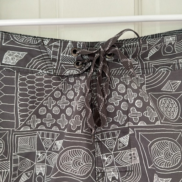 PATAGONIA board shorts size 32 grey white zippered pocket drawstring waist - Picture 4 of 6